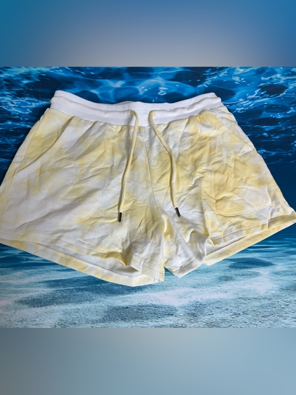 ☀️stars above White and yellow shorts